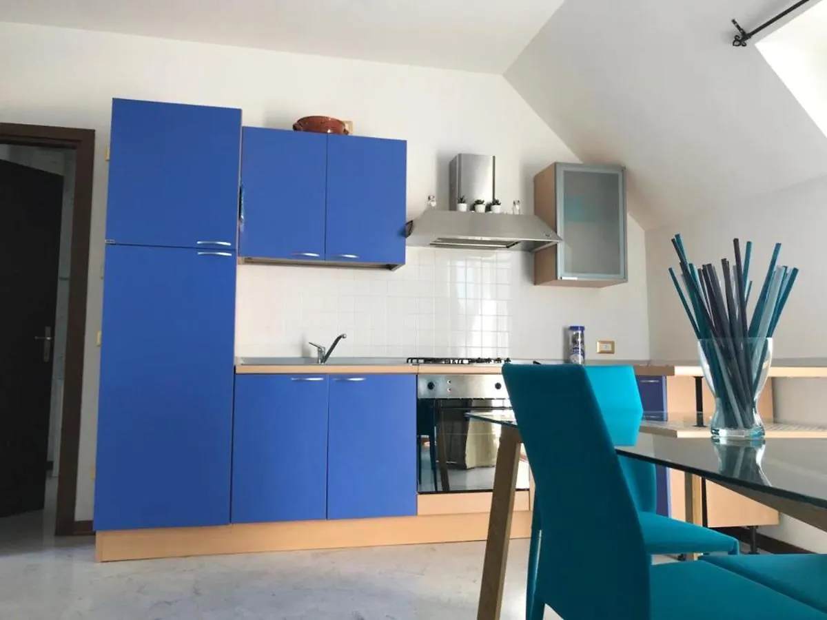 Charming Studio In Desenzano Del Garda 47 Sqm With Balcony Parking דירה